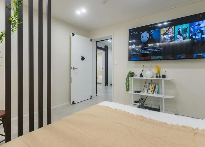 Seongsu Cozy House, New Building, Self Check-in, Hanok Sensation *